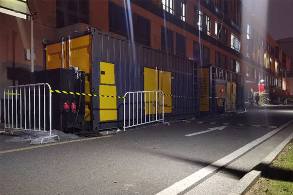 两当柴油发电机组的输出电压是如何调节的？