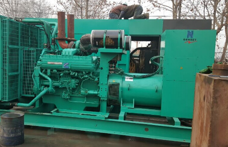 两当发电机组如何判断水冷式机油散热器内部是否需要清洗？