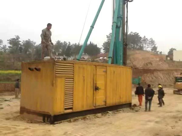 两当如何判断水冷式机油散热器密封件是否需要更换？